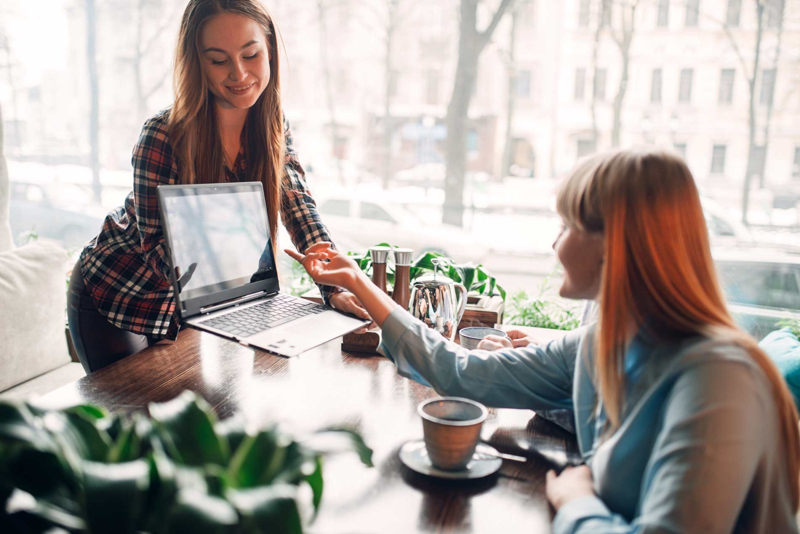 business-presentation-on-laptop-in-cafe-marketing-3KH9Z8D