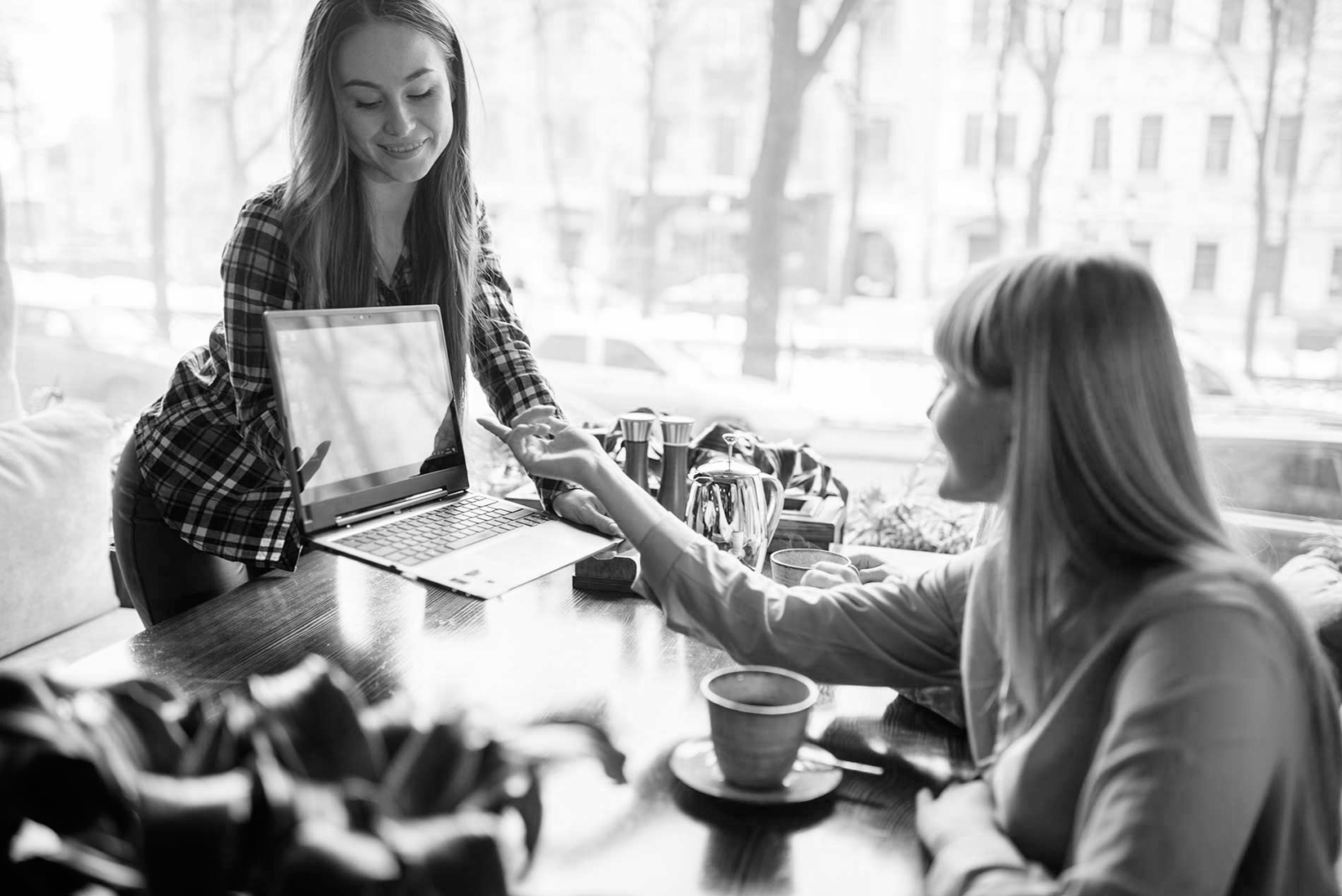 espacio de trabajo con portatil en cafeteria