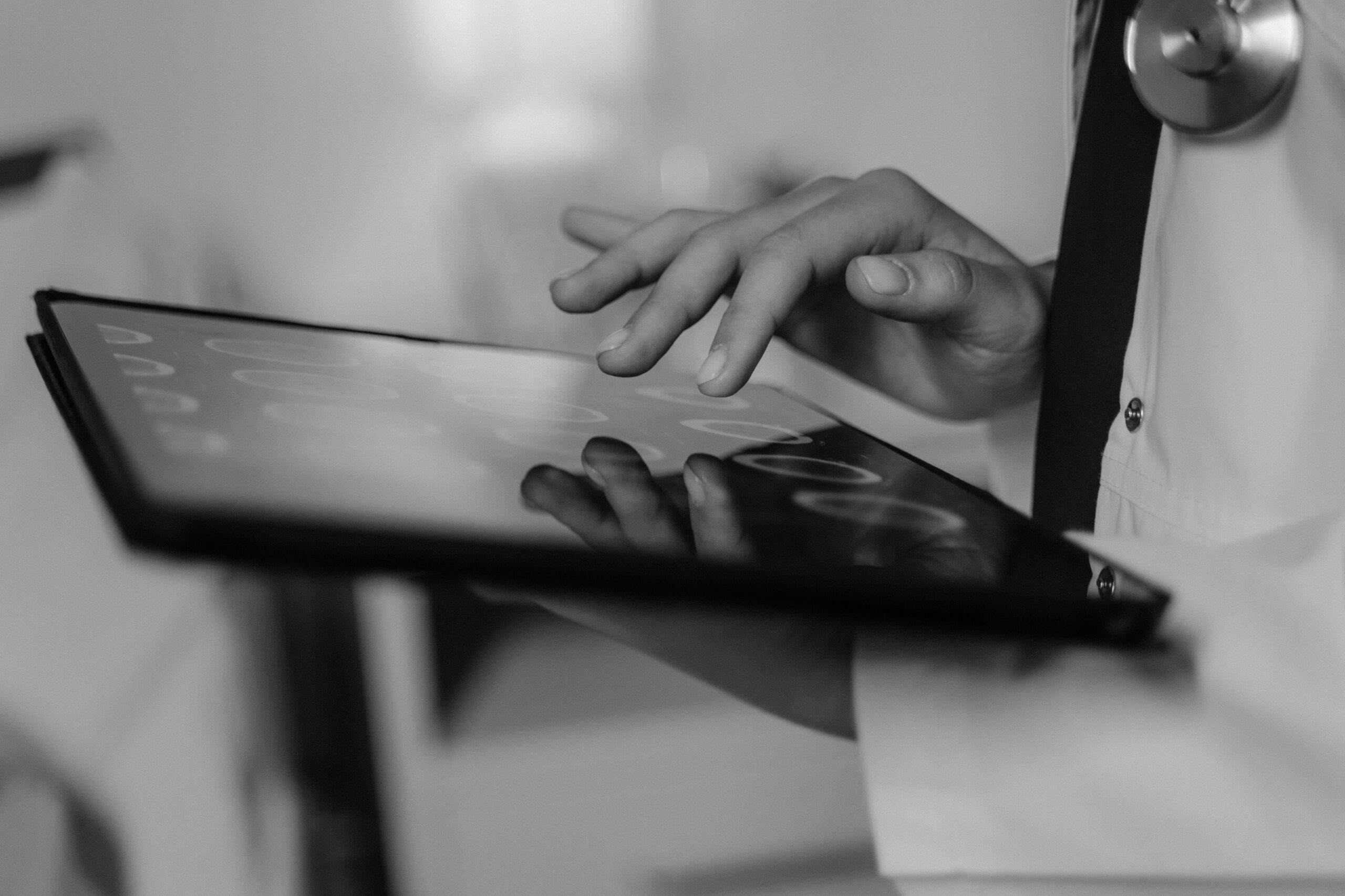 Lee más sobre el artículo La digitalización de las empresas: 3 errores que vemos a diario en iMeelZ (y cómo evitarlos)
